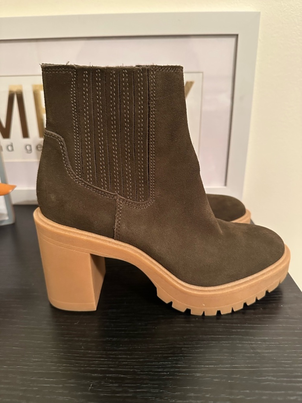 Dolce Vita Like new Women’s Chunky Heel Chelsea Boot - olive Suede